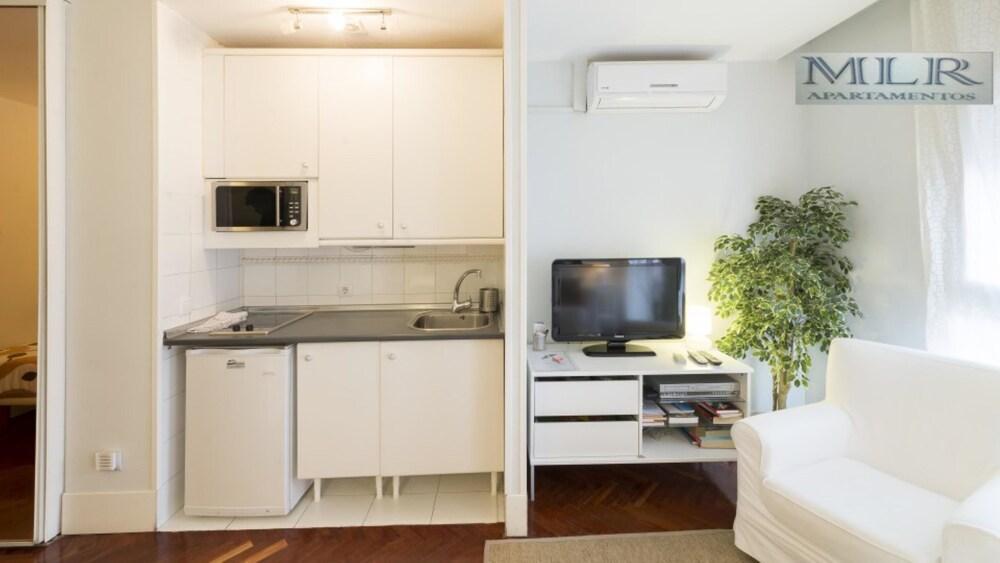 برايت أبارتمنتس إن فوينكارال باي ألو هاوسينج أخرى