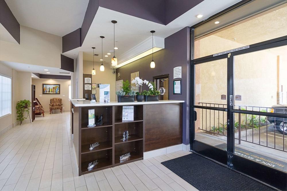 كواليتي إن آند سويتس هانتينجتون بيتش الردهة