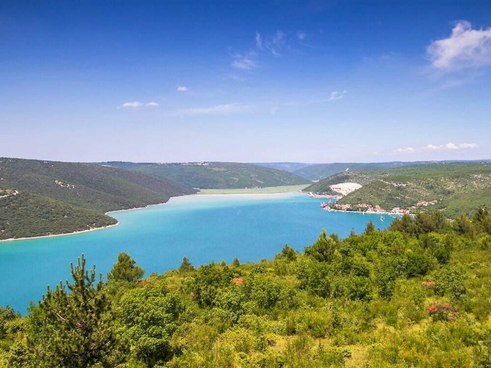 سوروندد باي بيوتيفول ميديتيرانيان فيجيتيشن آند ذا كريستال كلير سي المنطقة الخارجية