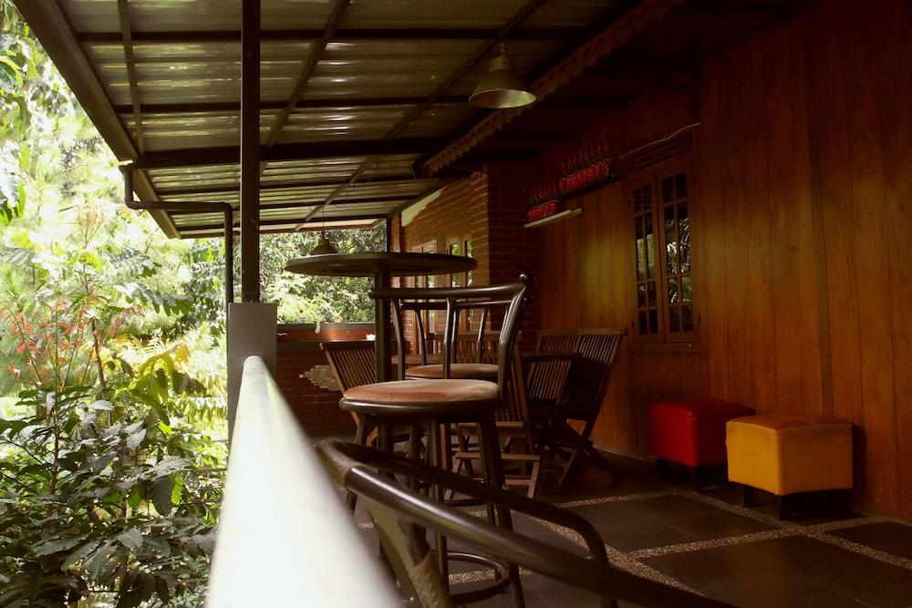 Bantal Guling Villa Bandung Exterior