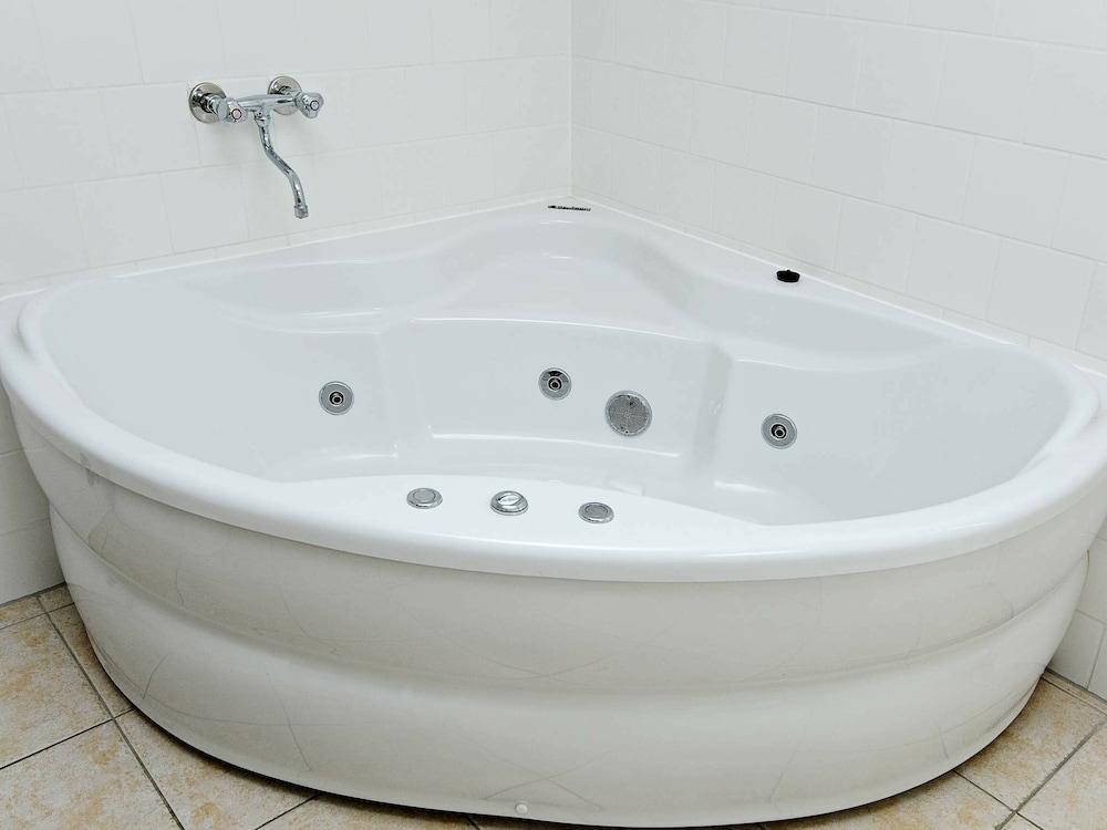 كابتيفاتينج هوليداي هوم إن جيرن ويذ سونا علاج سبا