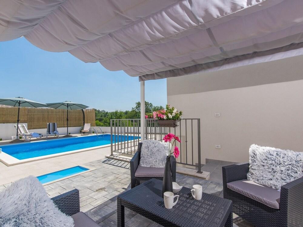 Modernly Equipped Holiday House Near Rovinj With Private Pool for 4 Persons