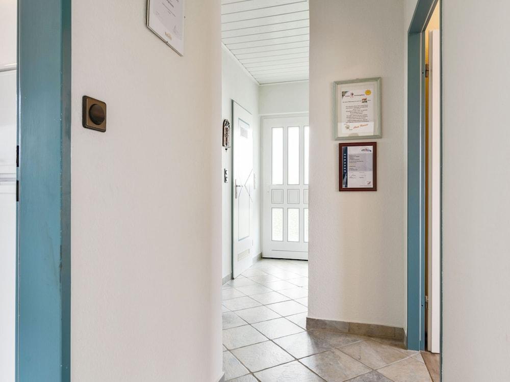 ديتاتشيد هوليداي هوم نير هينيزي ويذ تيريس آند جاردن منطقة الاستقبال