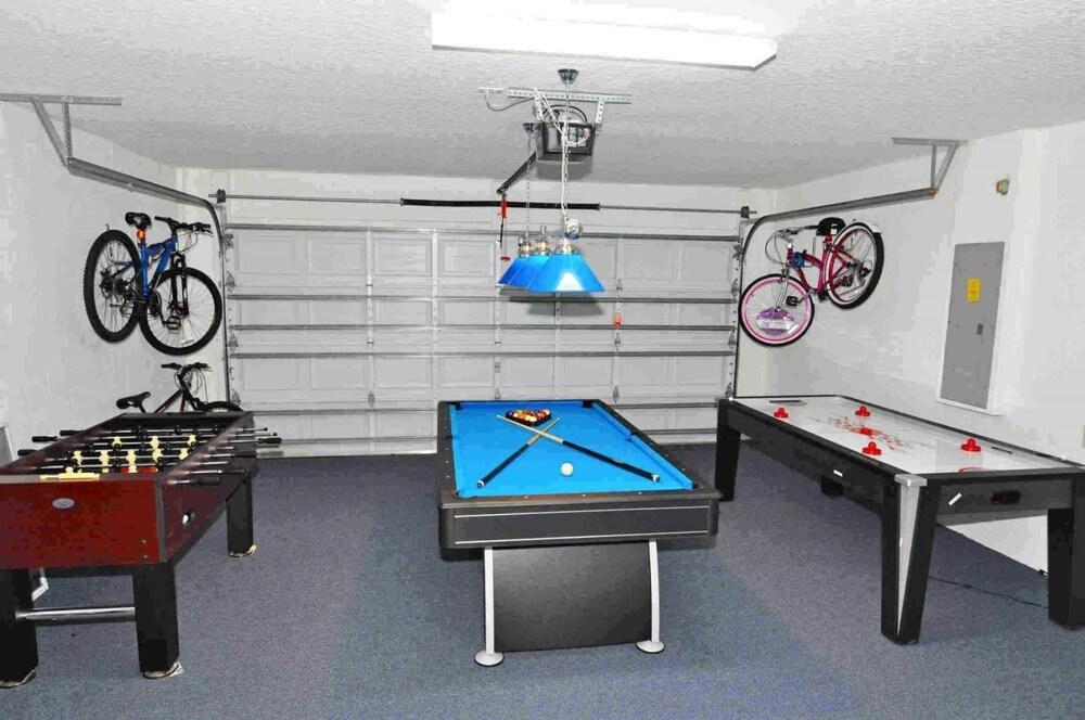 لارج 5 بد روم فيلا ويذ برايفت بول آند مودرن ديكور - 305 غرفة الألعاب