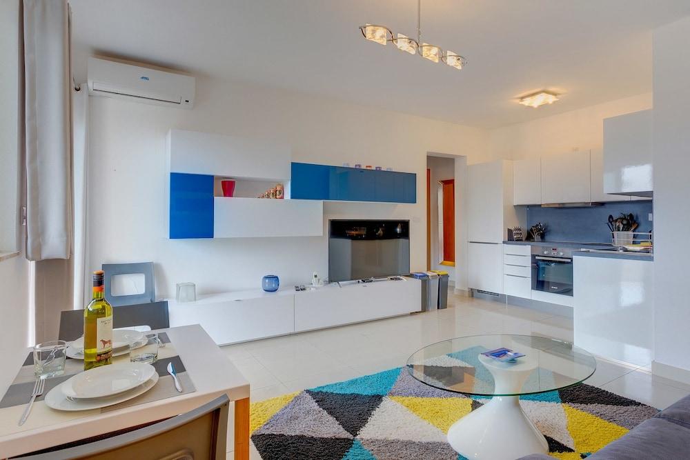 Centric and Spacious Apartment With Wifi and Balcony Interior
