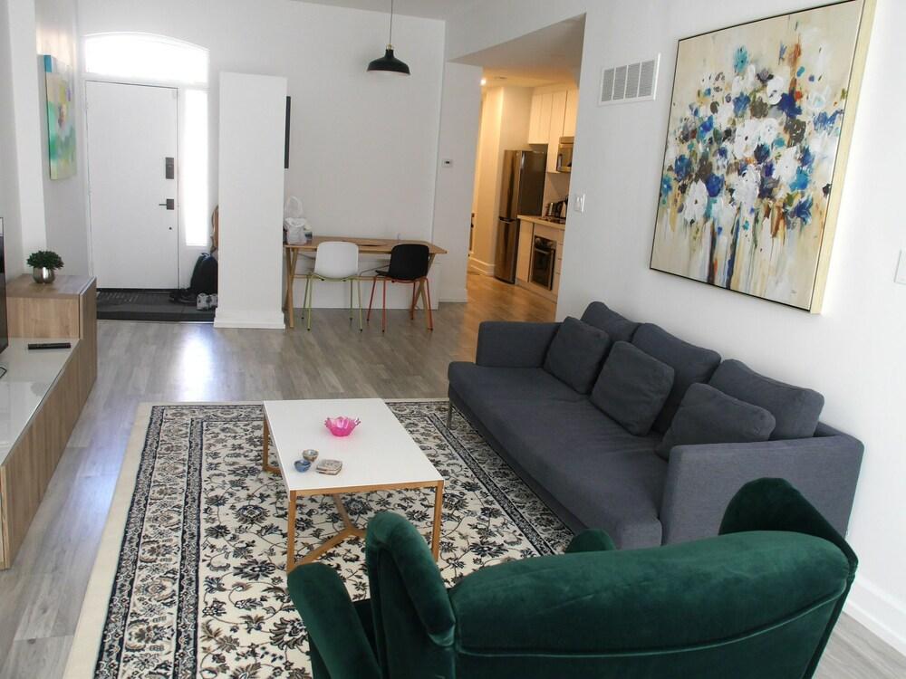 نيولي رينوفايتيد 2 بد روم تاون هوم الصورة الأساسية