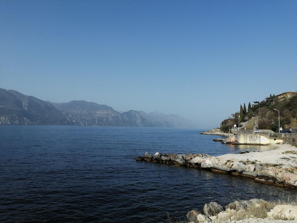 ريزيدنس جارداسي أبارتمنتس ويذ ليك فيو المنطقة الخارجية