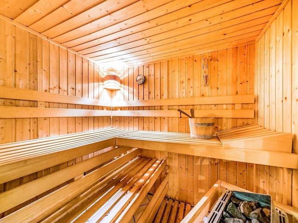 تشارمينج هوليداي هوم إن نيوستادت آم رينستيج ويذ سونا نادي صحي