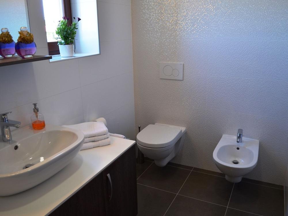 سبيشوس فيلا دوبرافكا ويذ آيه لارج بول حمام