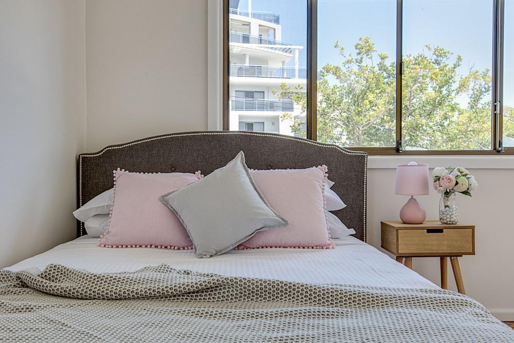 إي جاي هومز آت ذا إنترانس