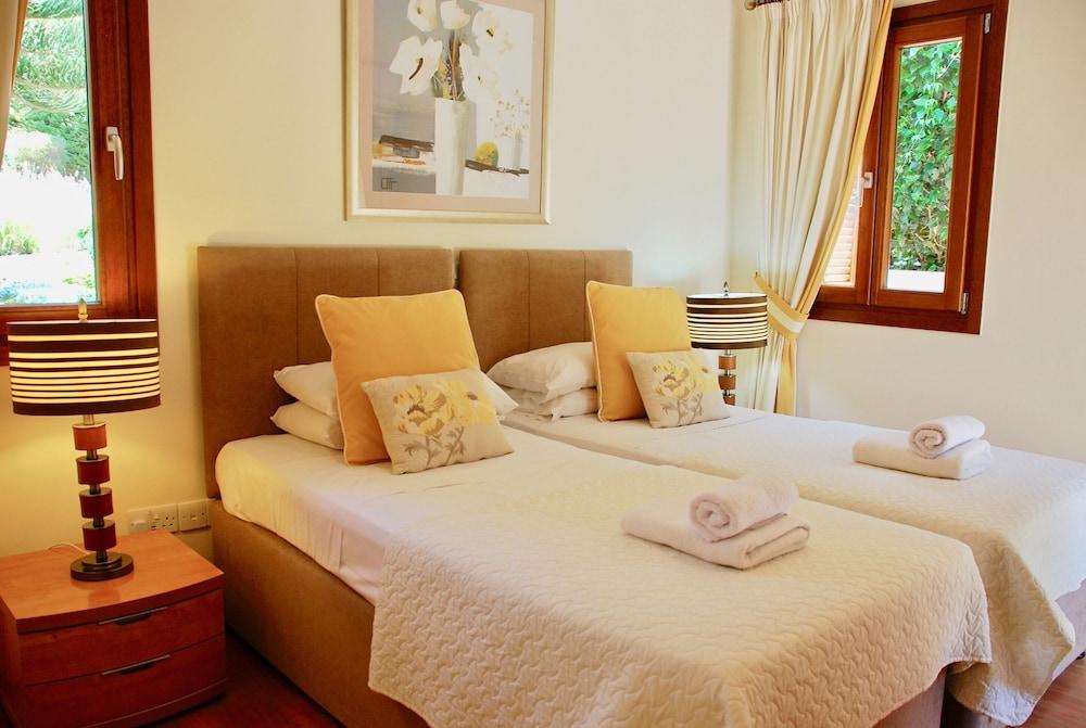 3 بد روم فيلا بيرا 12 ويذ 10س ٕي برايفت بول، ويثين ووكنج ديستانس تو ريزورت فيليدج سكوير، ريزورت فاسيليتيز أفروديت هيلز غرفة