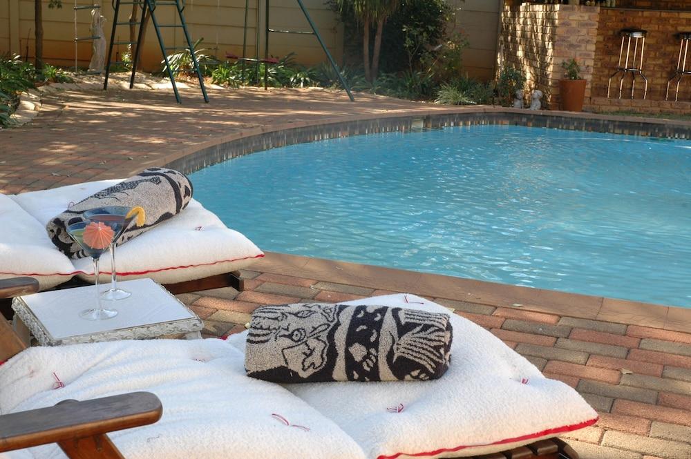 لينجا لونجا جيست هاوس حمام سباحة مكشوف