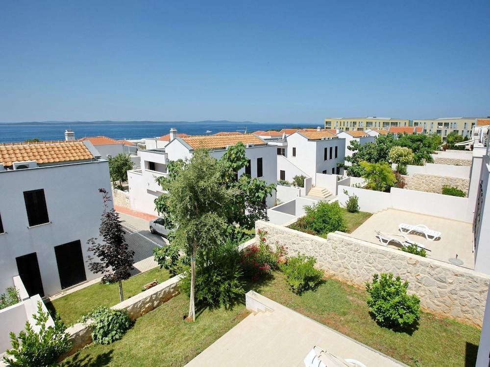 لاكشري أبارتمنت ويذ أوفين، نير ذا سيتي أوف زادار