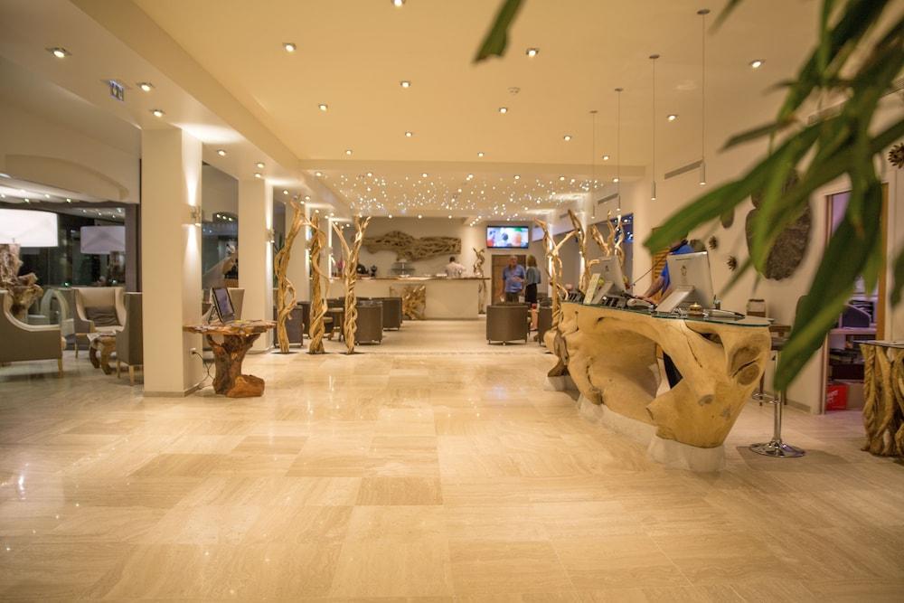 Campo Dell'Oro Lobby
