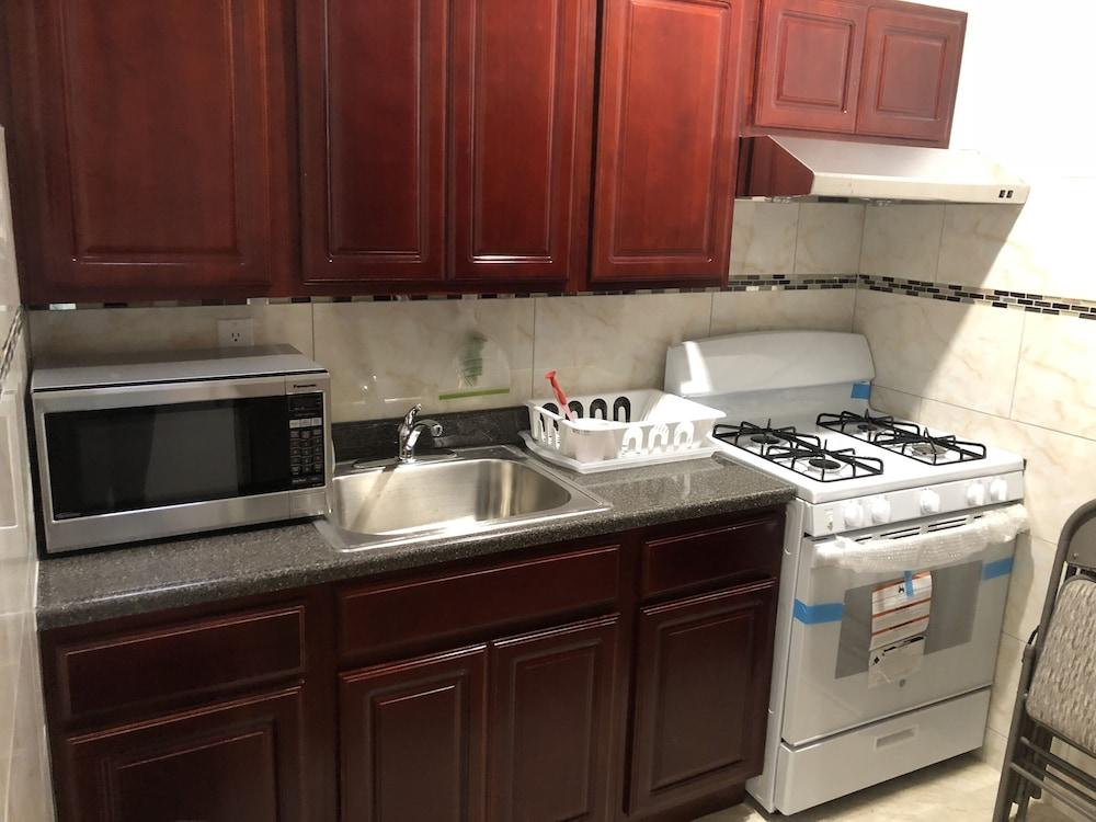 آنيز جيست هاوس