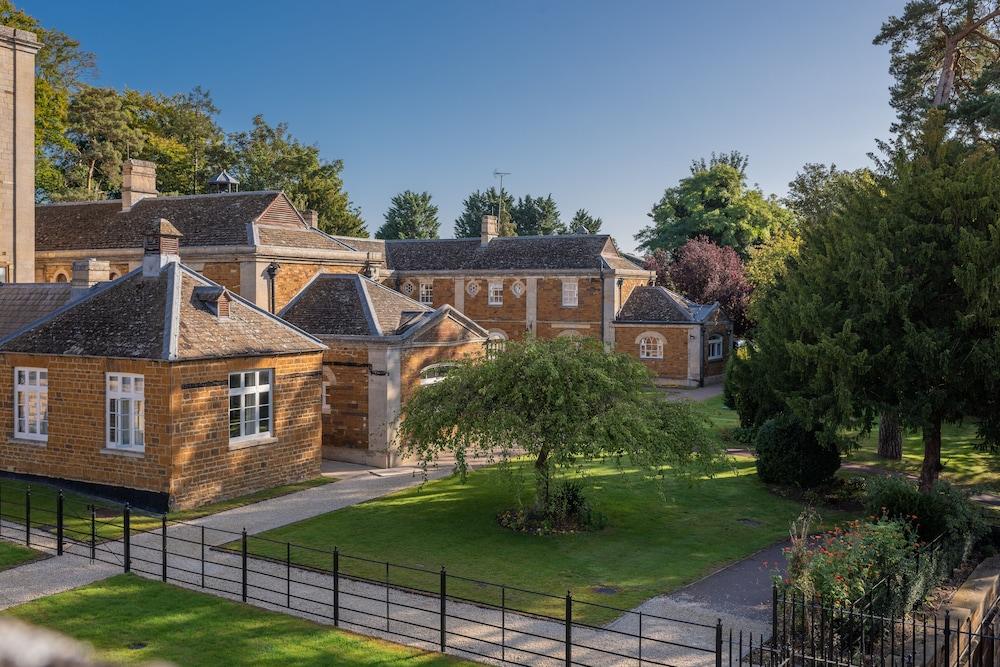 رشتون هول هوتل آند سبا المنطقة الخارجية