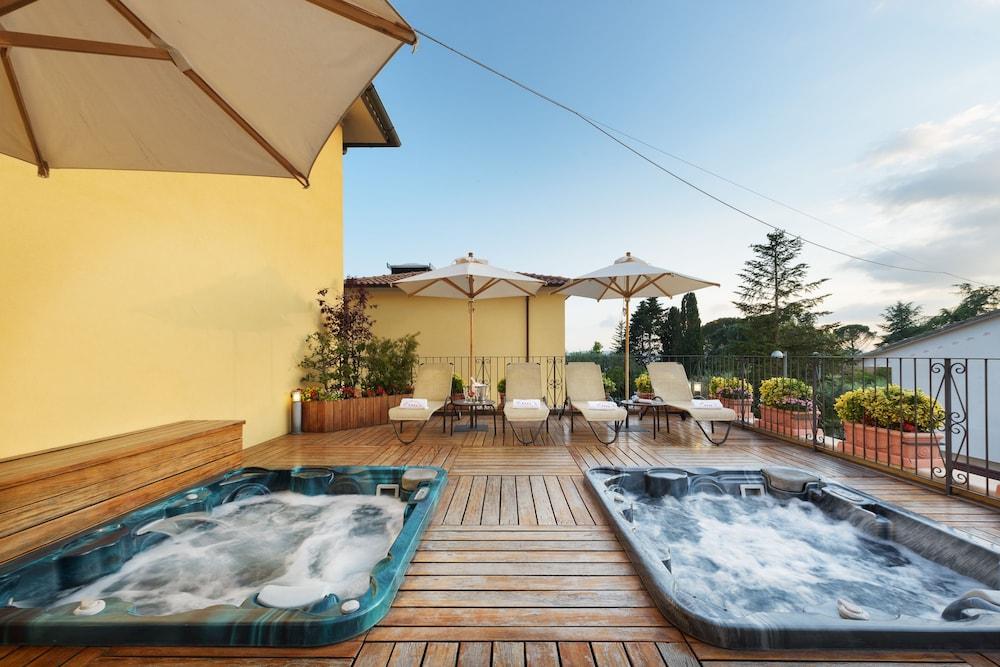 Hotel Corsignano Outdoor Spa Tub