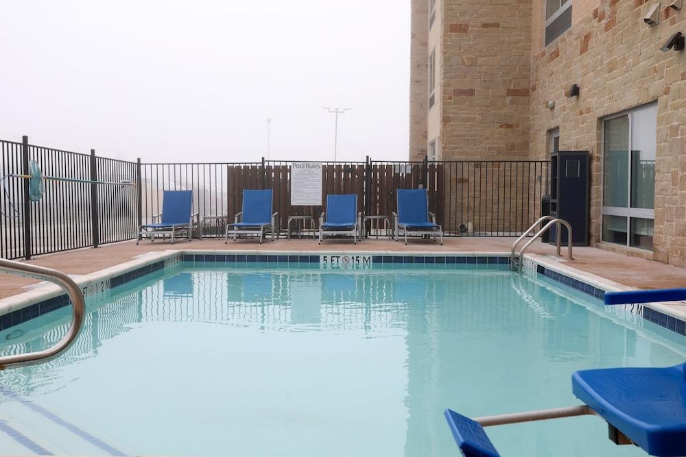 هوليداي إن إكسبرس آند سويتس فورنيي باي آيتش جي حمام سباحة مكشوف