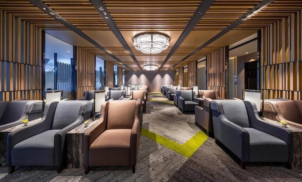 بلازا بريميوم لاونج تيرمينال 2 زون أي الردهة