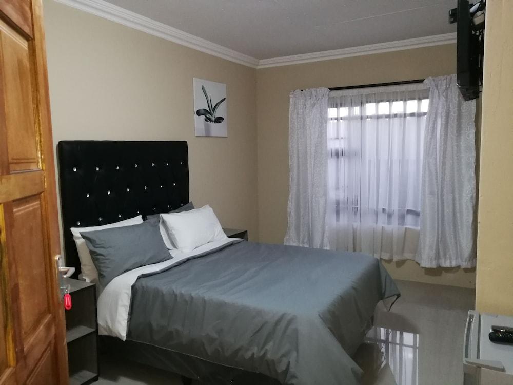 M n M Guest House in Polokwane Turfloop Room