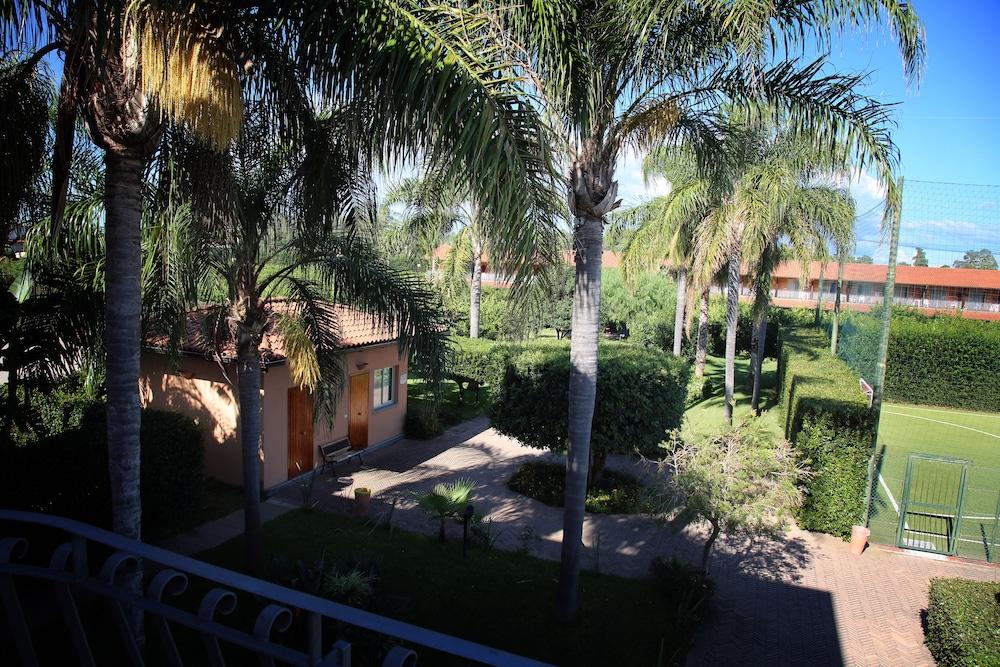 إي آكا إيري بيتزو كالابرو ريزورت المنطقة المحيطة بالمنشأة