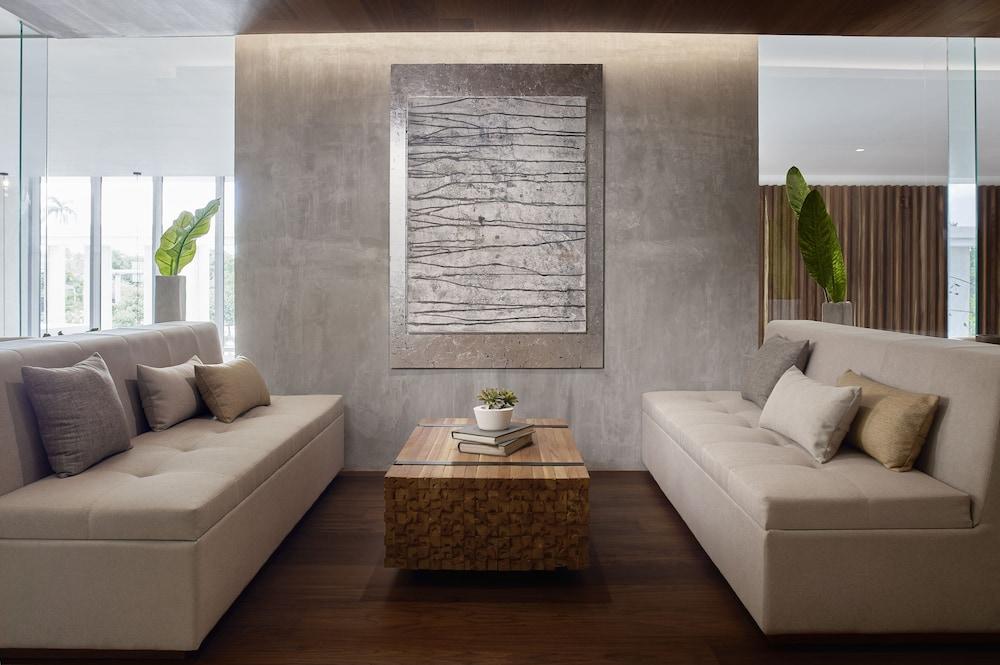 كورتيارد باي ماريوت مريدا داون تاون منطقة الجلوس في الردهة