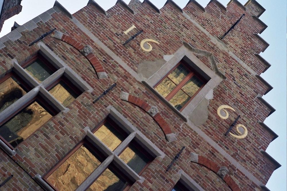 1669 بيد آند بريكفاست الصورة الأساسية