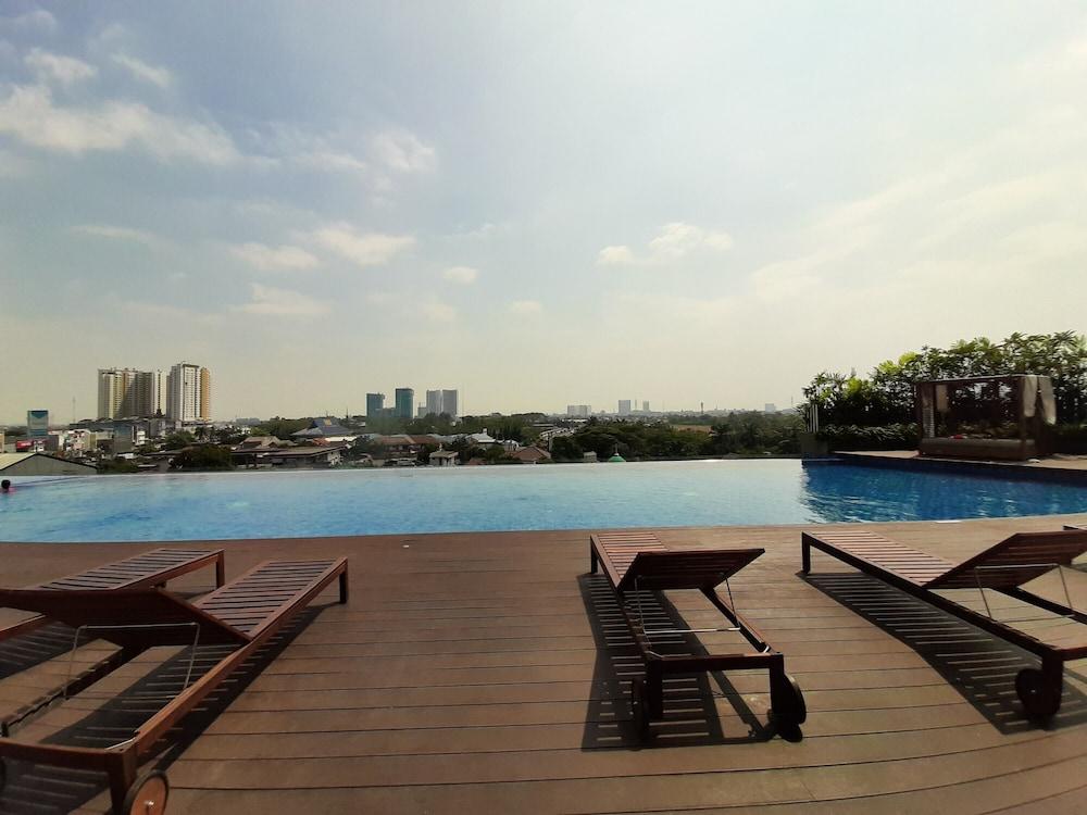 Cozy and Functional Studio Apartment at Springwood Residence Outdoor Pool