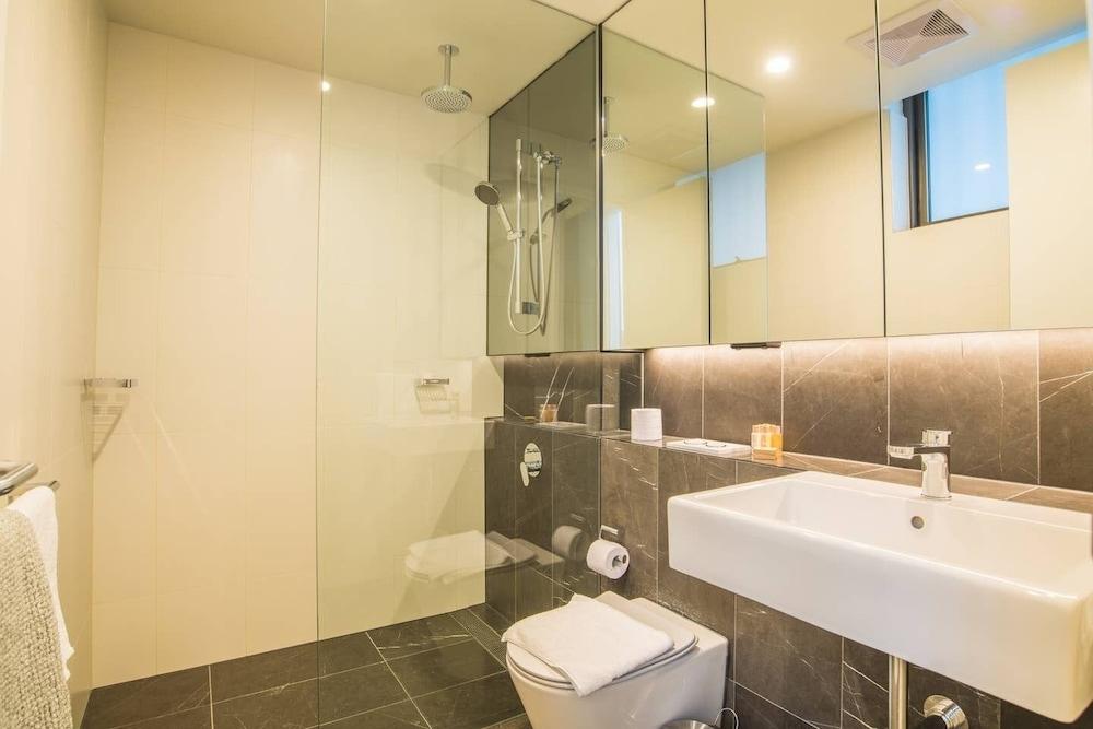 Modern 2bed2bath APT at Neutral Bayparking+wifi Bathroom