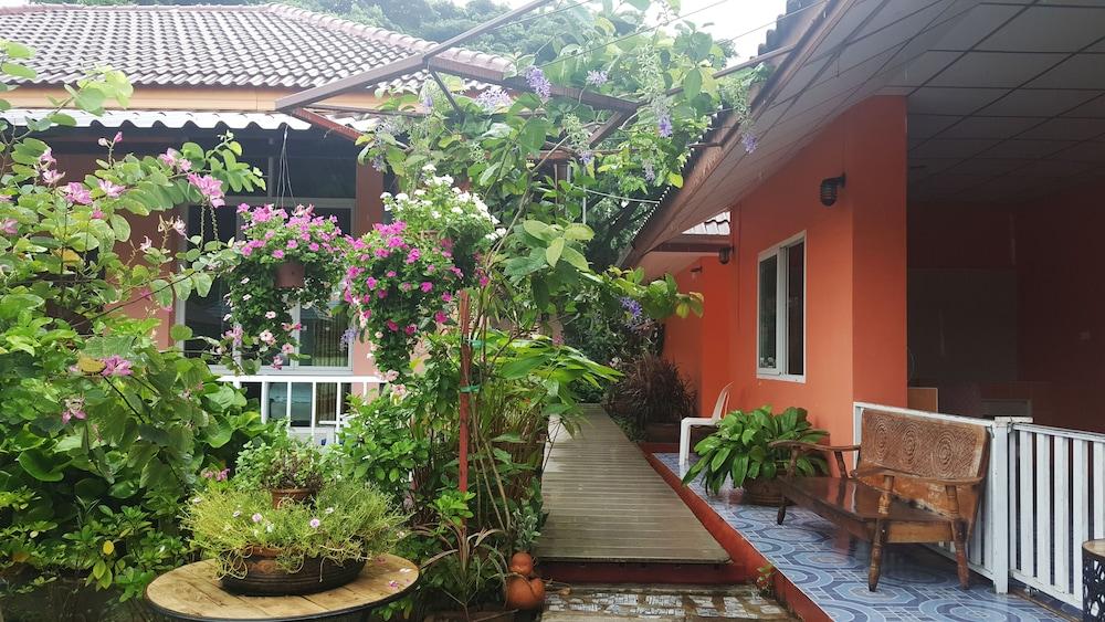 Phalaburi Resort by dreamhouse Exterior