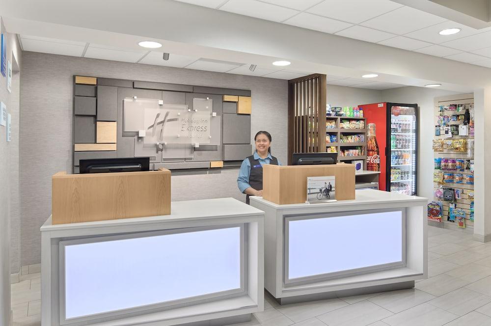 هوليداي إن إكسبرس آند سويتس بيرون باي آيتش جي المنطقة الخارجية