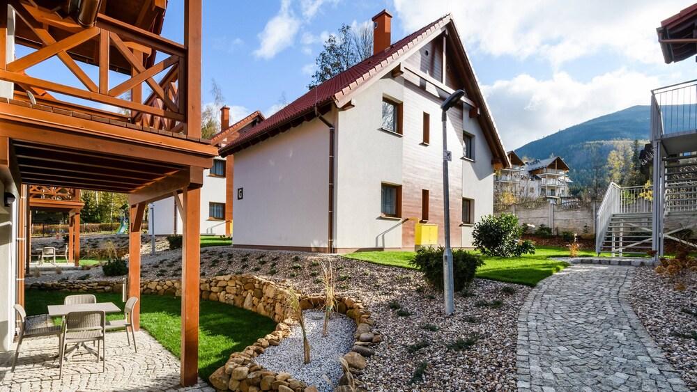 دومكي بيكربازو سارنيا سون آند سنٔ - س كومينكامي المنطقة الخارجية