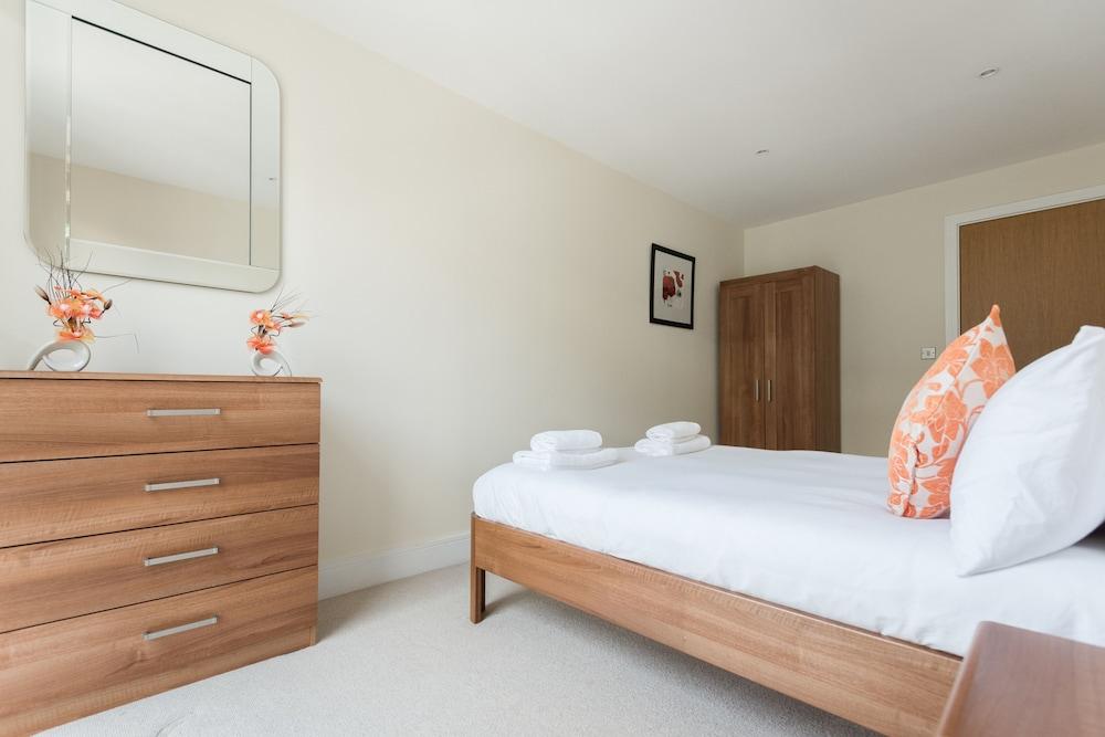 Cobalt Peach Tree Room