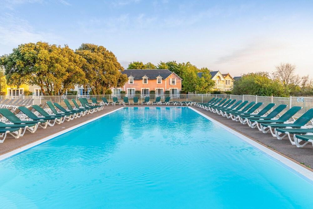 ريزيدونس بيير إي فاكانوس لو دومين دو بورجونيه حمام سباحة مكشوف