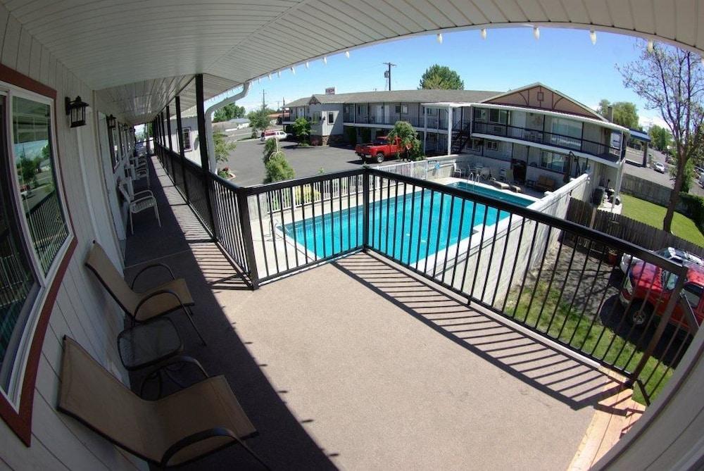 Gateway Inn Outdoor Pool