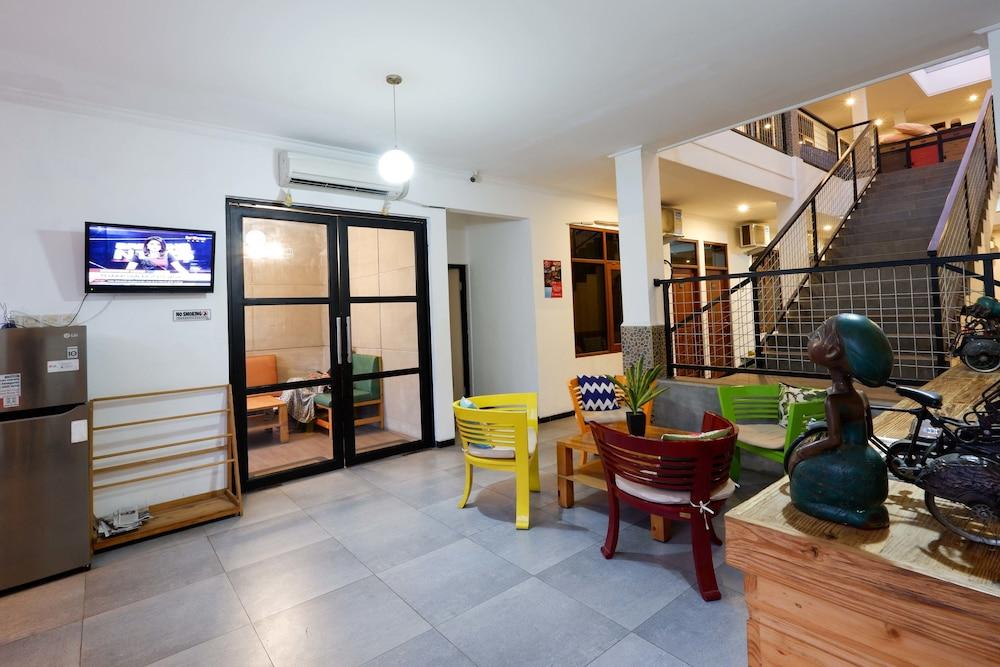 RedDoorz near Universitas Diponegoro 2 Lobby