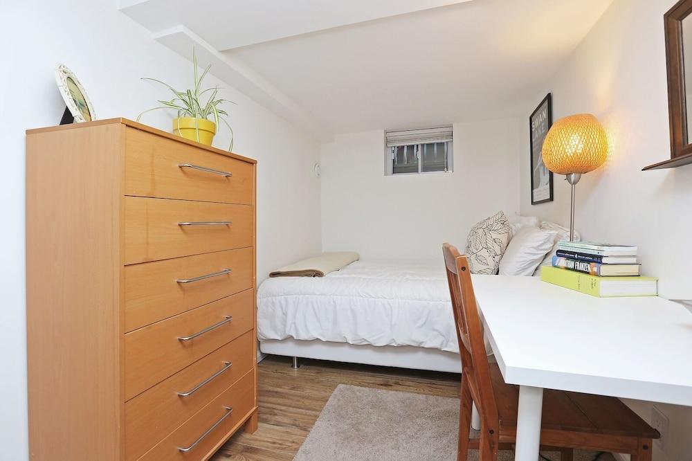 Applewood Suites - Danforth Basement Room