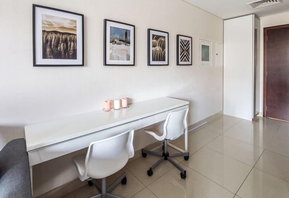 Spacious + Functional Studio Apt in Downtown Dubai Interior
