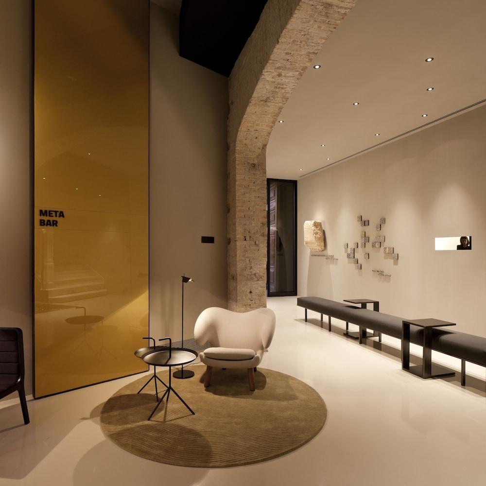 Caro Hotel Lobby Lounge