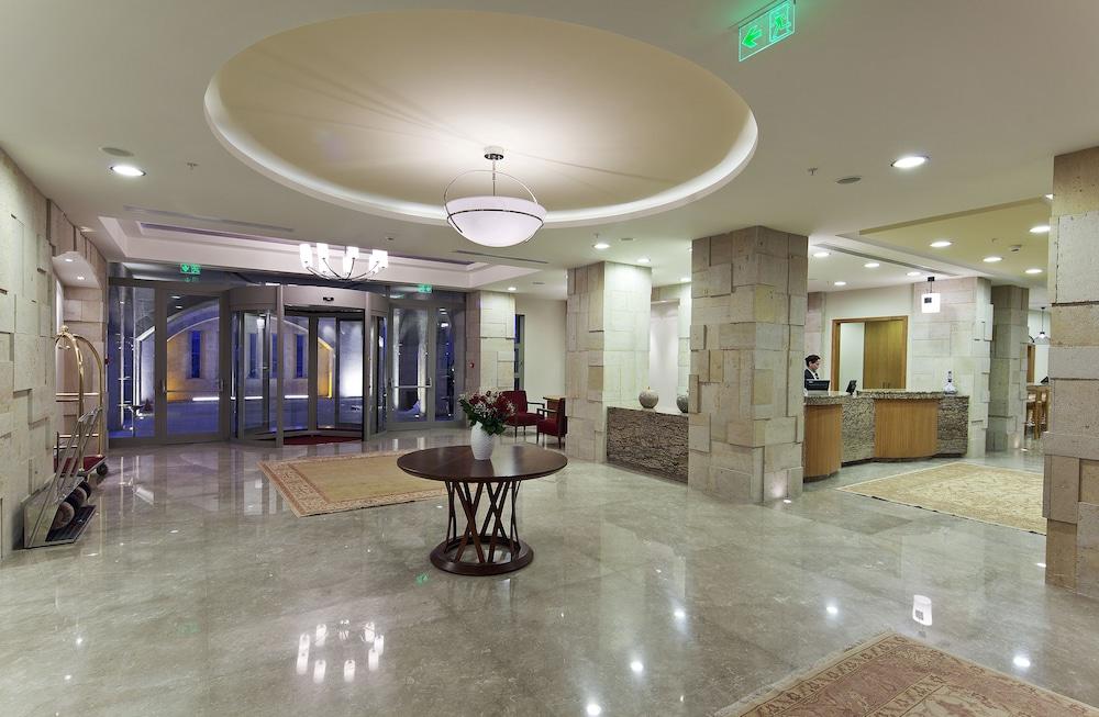 دبل تري باي هيلتون أفانوس-كوبادوسيا الردهة