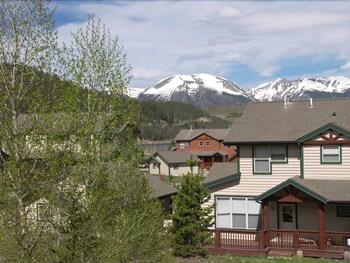 تيمبر تو بيد 2 باثروم  تو بدروم كوندو باي ريدآونينغ واجهة الفندق