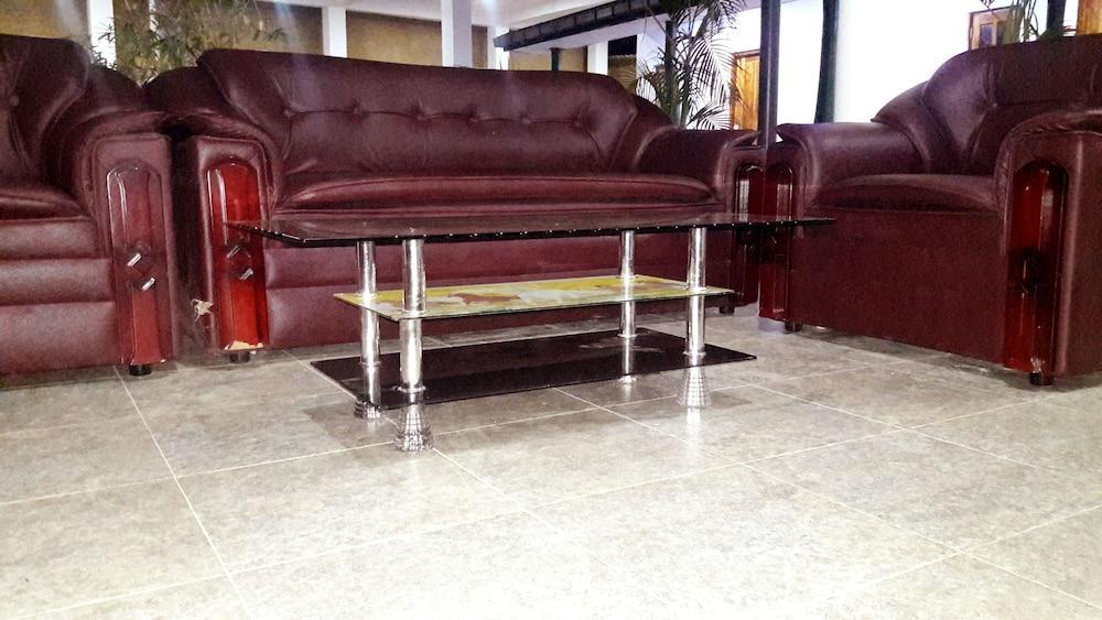 إيجل سفاري فاميلي بنغالو يوداوالوي منطقة الجلوس في الردهة