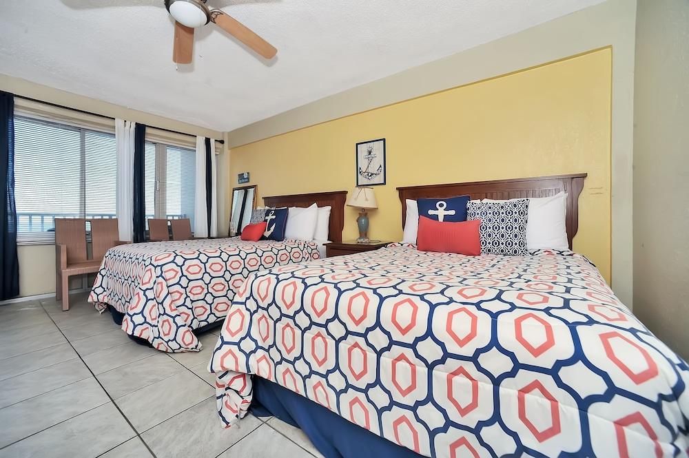 3rd Story Ocreanfront Studio W/views And A Pool 1 Bedroom Apts Room