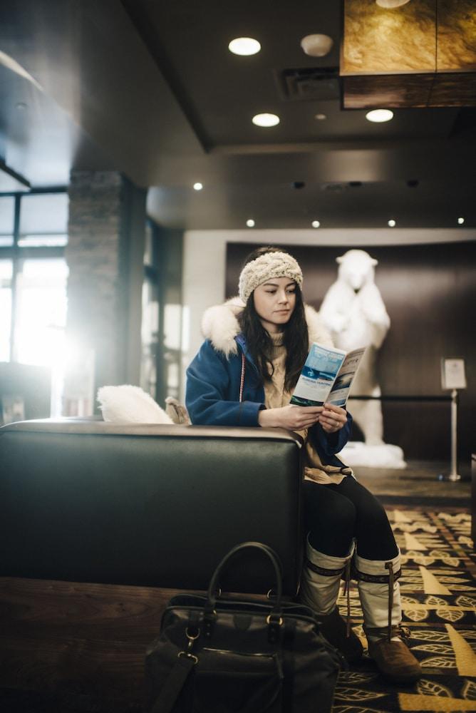 ذي إكسبلورار هوتل ييلونايف منطقة الجلوس في الردهة