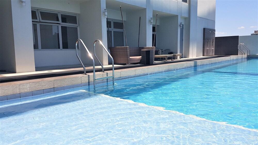 كوزي باد إن هارت أوف ماكاتي هي سبيد واي فاي حمام سباحة على السطح