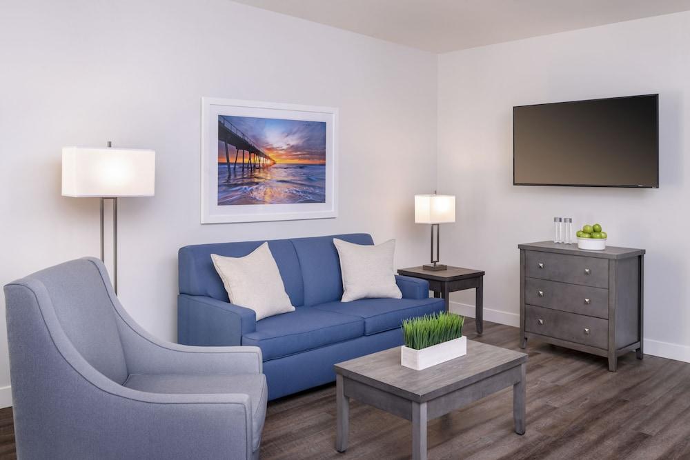 بيتش فرونت إن آند سويتس آت دانا بوينت غرفة