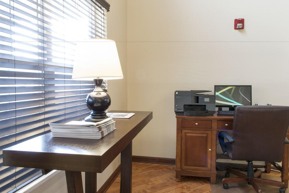 كانتري إن آند سويتس باي راديسون، سيدار فولز، آيوا الردهة