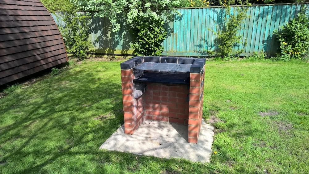 كينجس لين كارافان آند كامبينج بارك منطقة شواء/نزهات