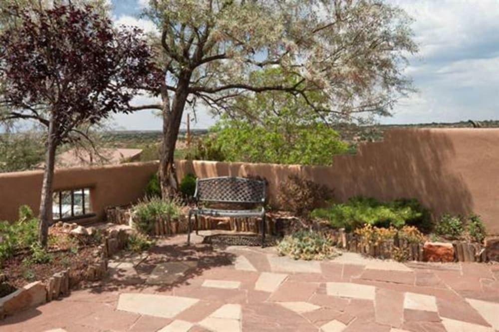 همينجبيرد سبيكتاكيولار فيوز، ستانينج إيست سايد هوم، ووك تو كانيون رود المنطقة المحيطة بالمنشأة