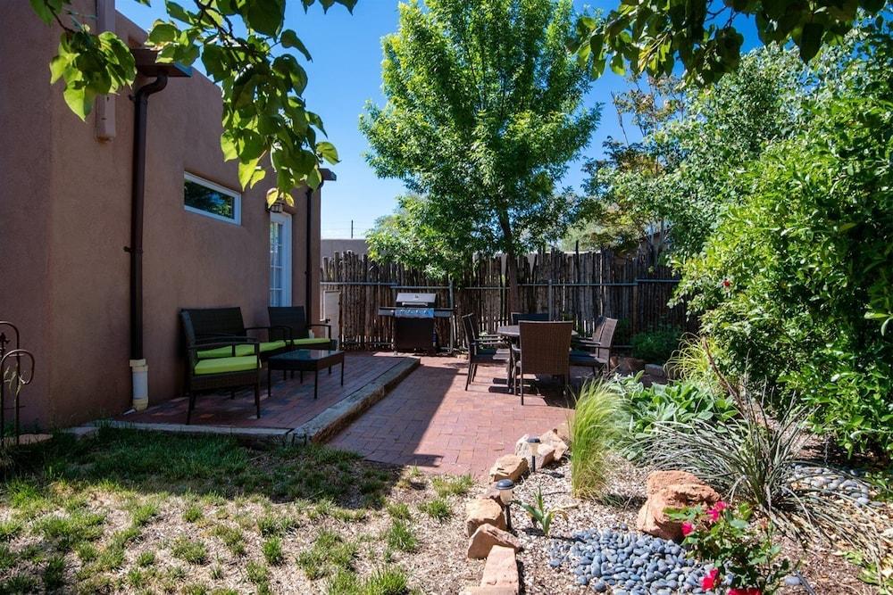 كازا لولا - غورجس لايت فيلد هوم، ووك تو ذا بلازا آند ذا رايليارد المنطقة المحيطة بالمنشأة